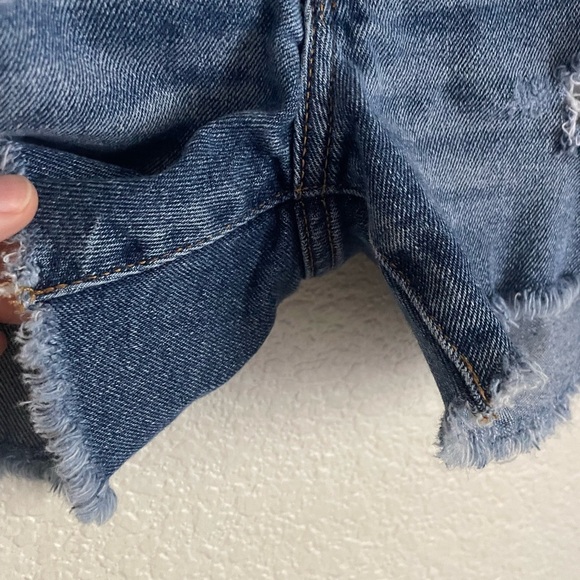 Abercrombie & Fitch Women’s Mid-Rise Distressed Cutoff Boyfriend Jean Shorts 25 - Picture 4 of 7